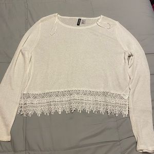 White women’s H&m cropped sweater